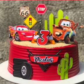 Ejemplo de torta con toppers – Autos